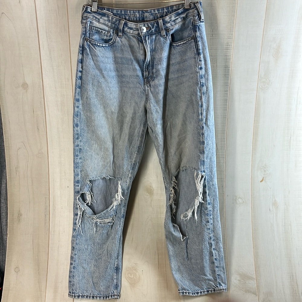 American Eagle Women 10 Jeans Relaxed Mom Straight Light Distressed